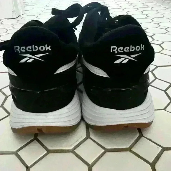 Retro style Reebok sneakers size 8.5 black and white - Picture 5 of 6